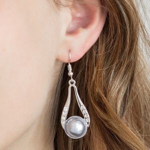 Gorgeous Silver Oval Rhinestone Earrings